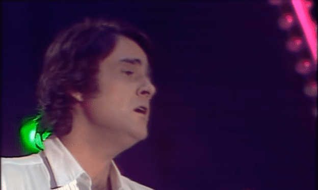 Luis Eduardo Aute interpretando "No te desnudes todavía". │Foto: YouTube / LuisEduAuteVevo