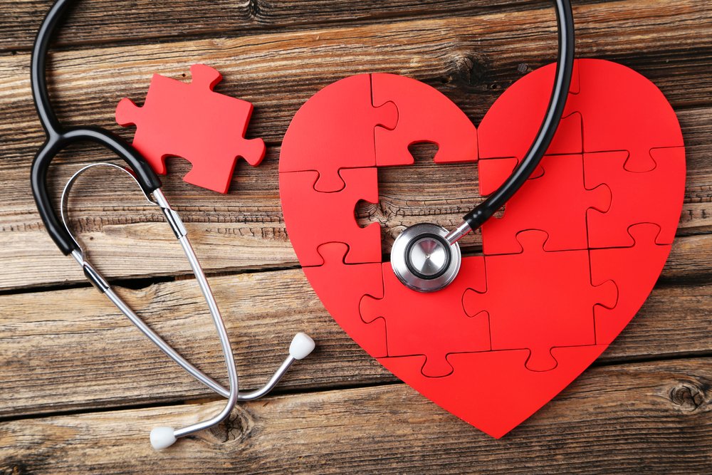 Rompecabezas de corazón con estetoscopio.| Fuente: Shutterstock Rompecabezas de corazón con estetoscopio.| Fuente: Shutterstock