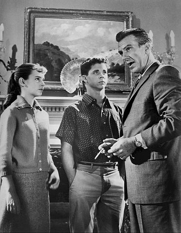 Carol Sydes, Tony Dow and Hugh Beaumont from "Leave It to Beaver" in 1960. | Source: Wikimedia Commons.