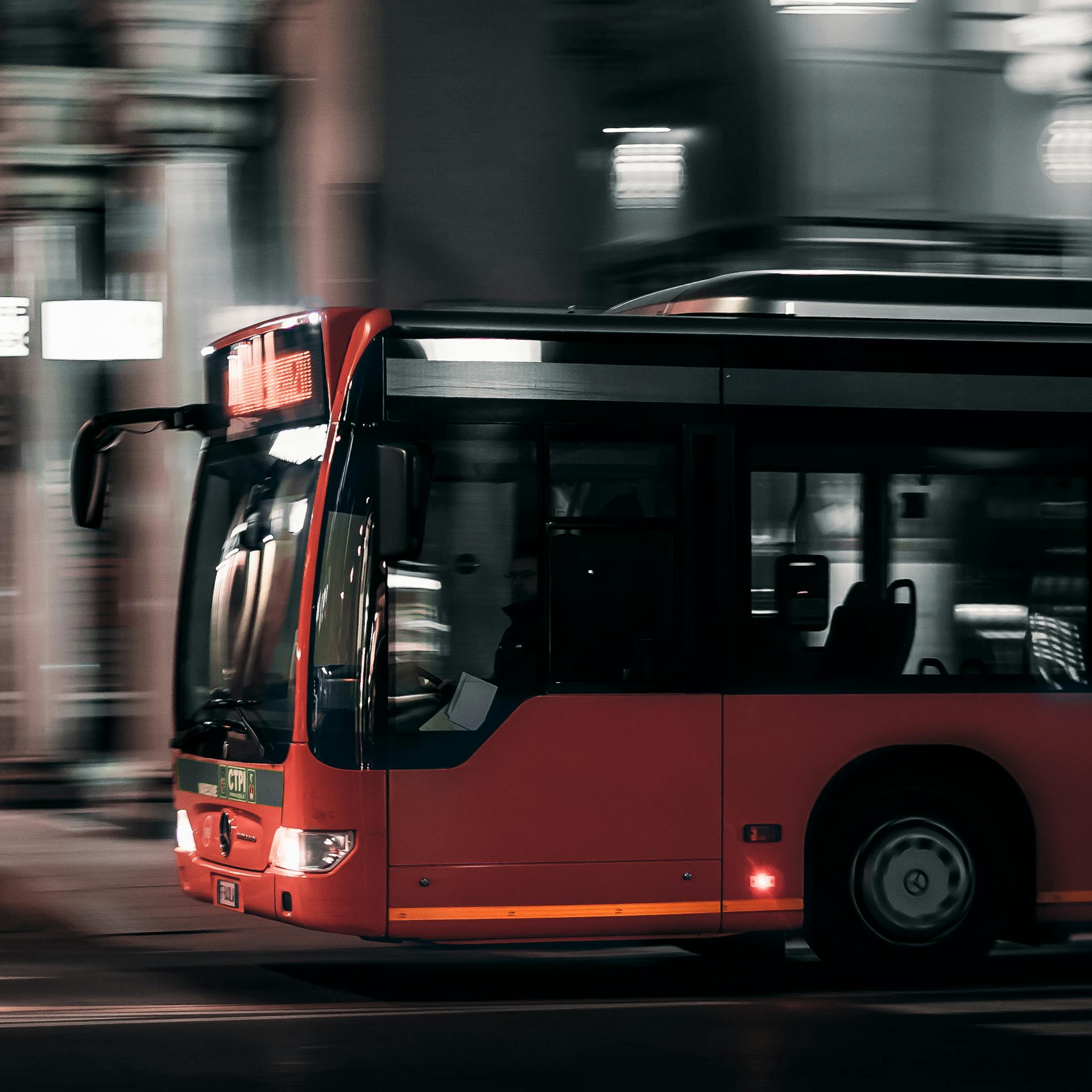 A bus traveling down a street | Source: Pexels