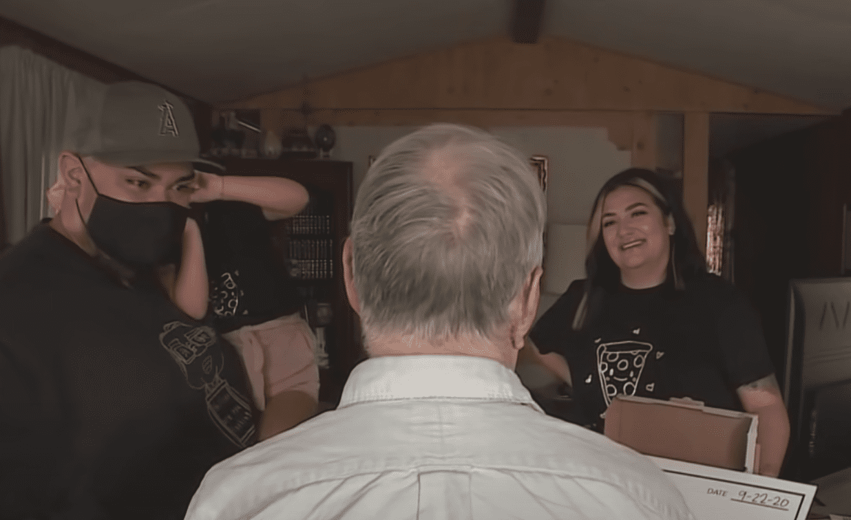 Man and his family hand their elderly pizza delivery man a surprise cheque | Photo: Youtube/KSL News