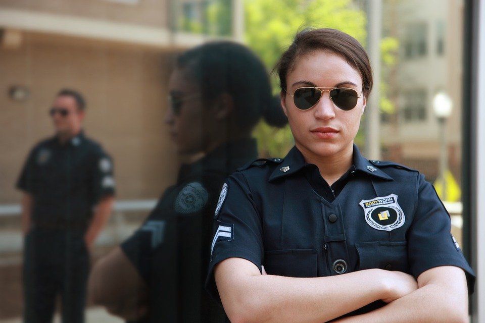 Une policière portant des lunettes | Photo : Pixabay