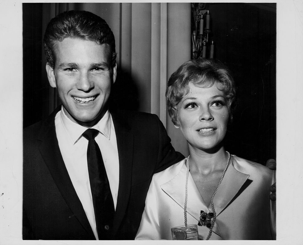 Ryan O'Neal and Joanna Moore attend the Hollywood Women's Press Club in 1965 | Photo: Getty Images