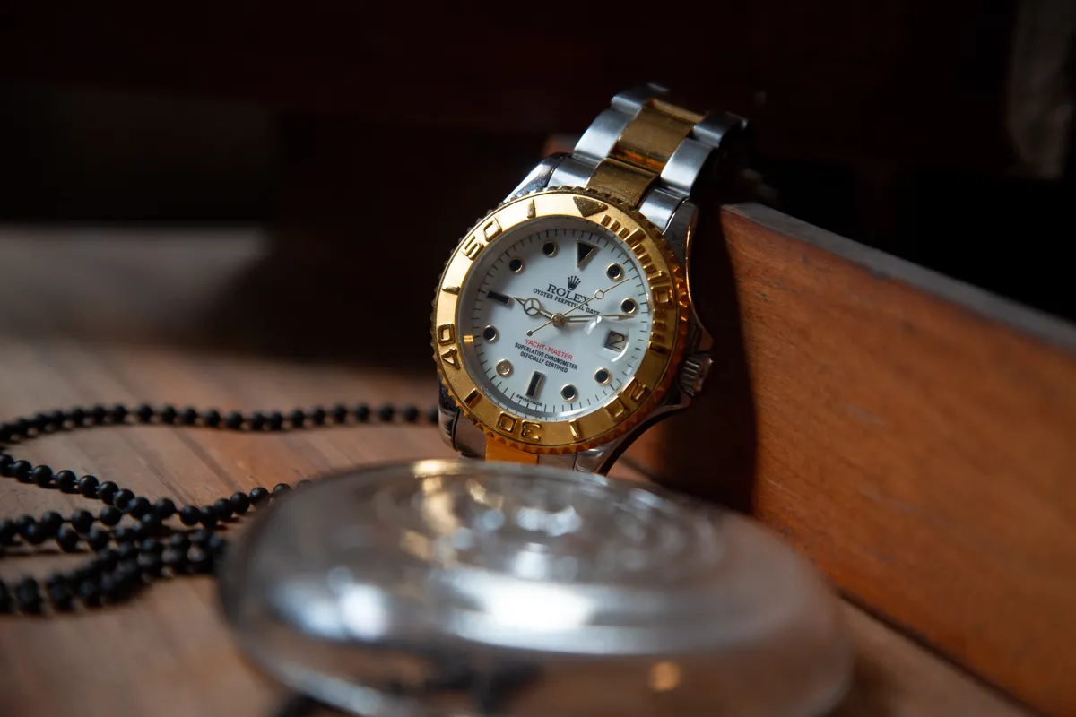 Une Rolex vintage était joliment installée dans la boîte en bois | Source : Pexels