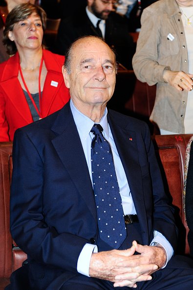 jacques Chirac sort après une visite à la Fondation Chirac Cérémonie du Troisième Prix dédié à la prévention des conflits, au Musée du quai Branly, le 24 novembre 2011 à Paris. | Photo : Getty Images