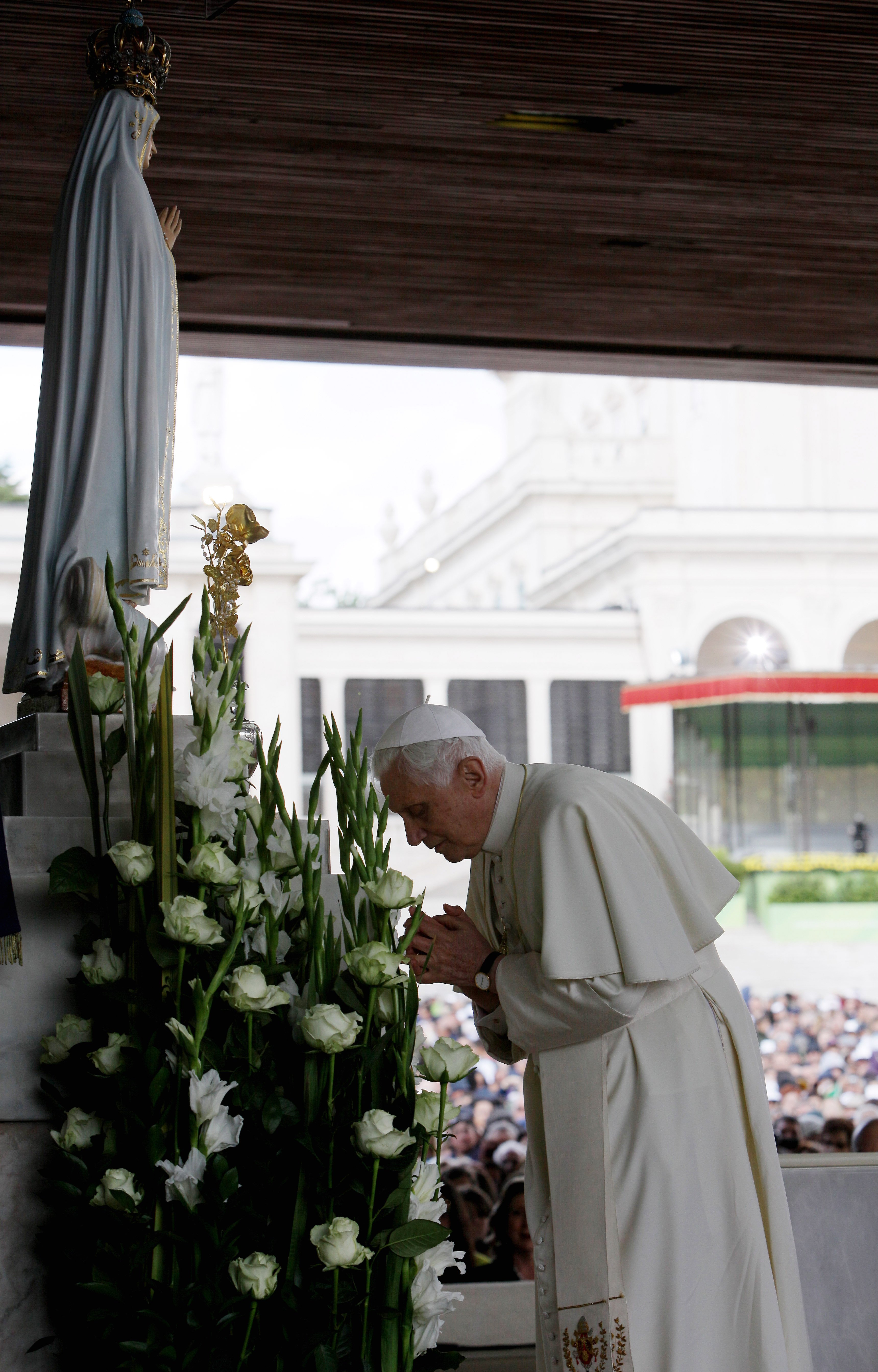 Papa Benedicto XVI ante estatua de Virgen de Fátima | Foto: Getty Images