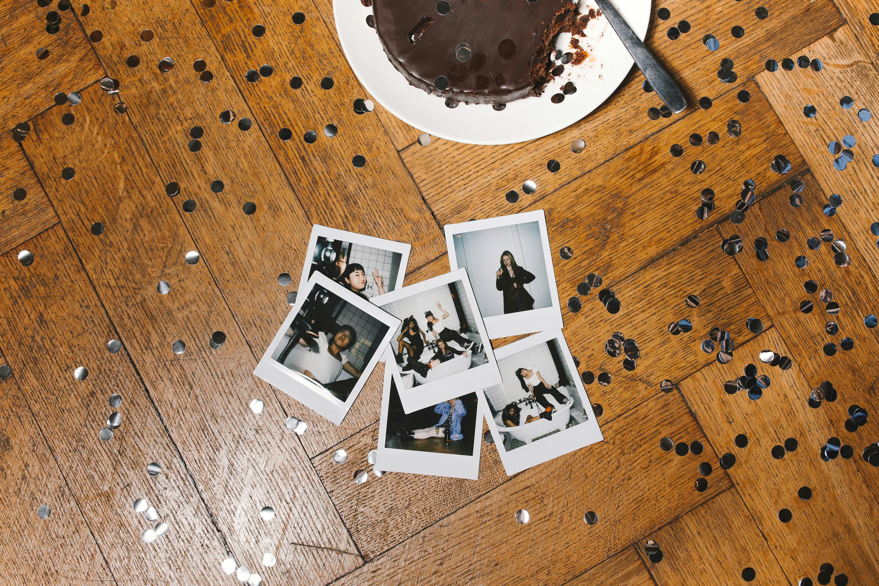Photos scattered on the floor | Source: Pexels