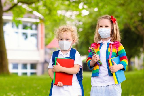 Deux petites filles masquées à l'école | Photo : Getty Images