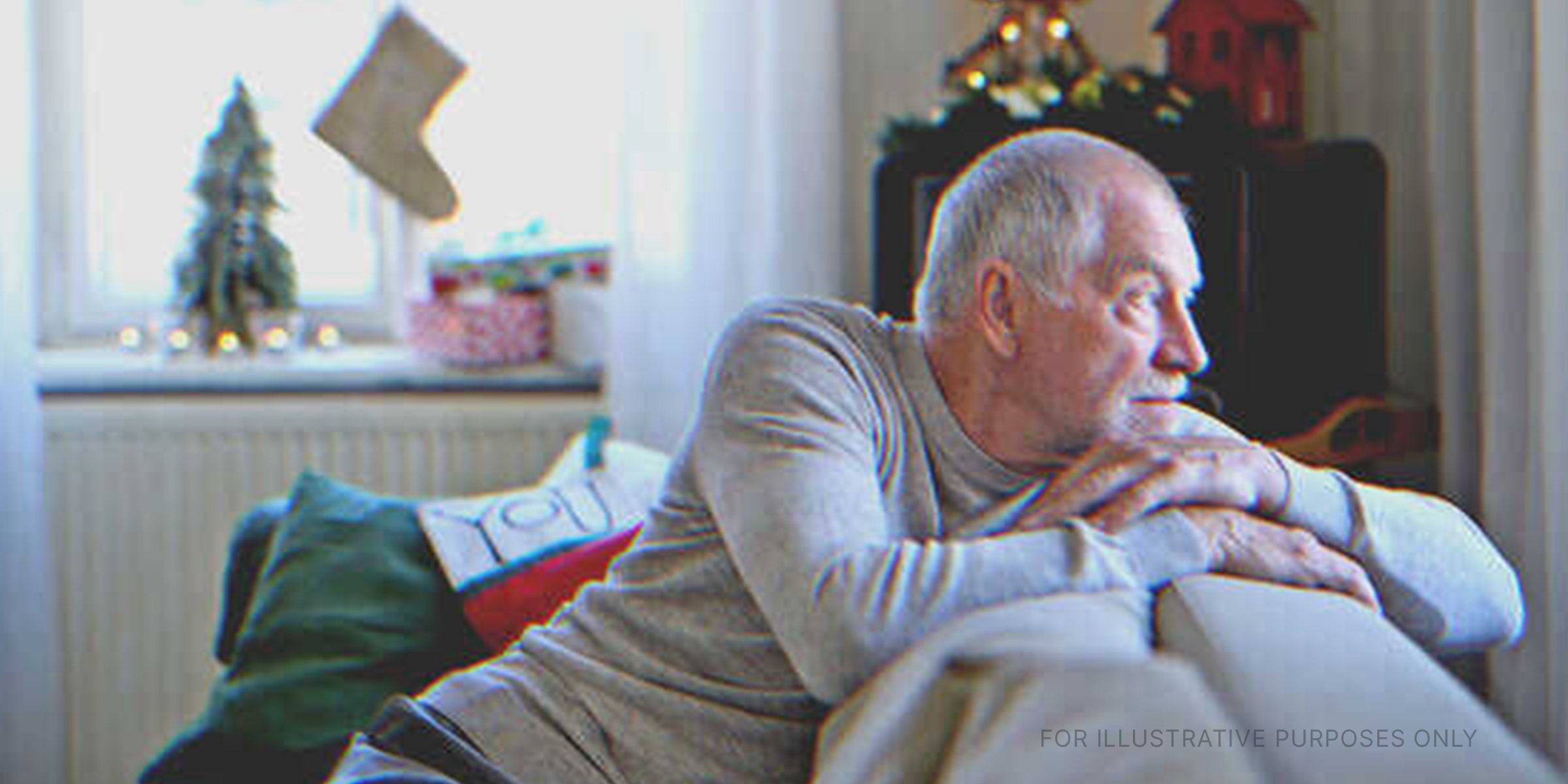 A lonely old man during Christmas. | Source: Shutterstock