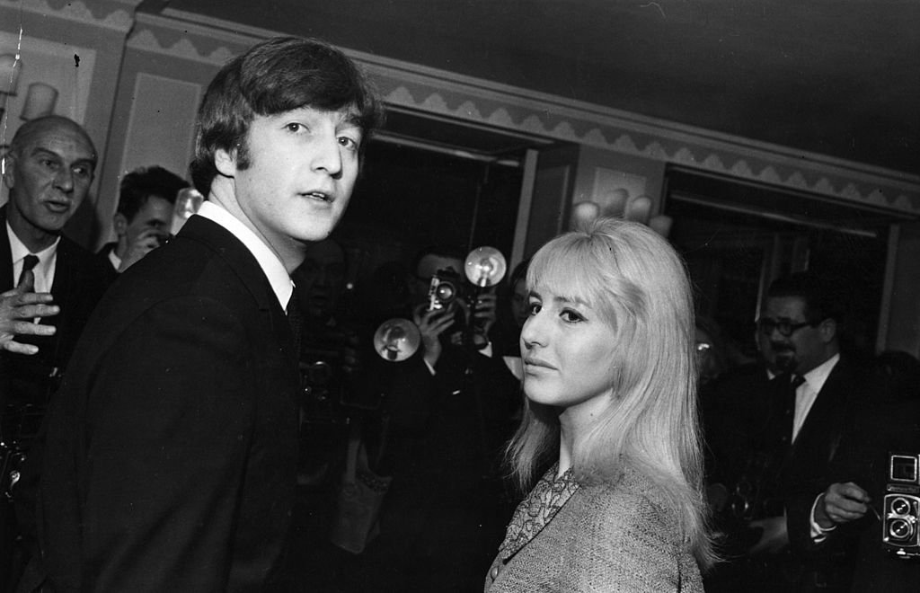 John Lennon con Cynthia en el Dorchester Hotel. | Foto: Getty Images.