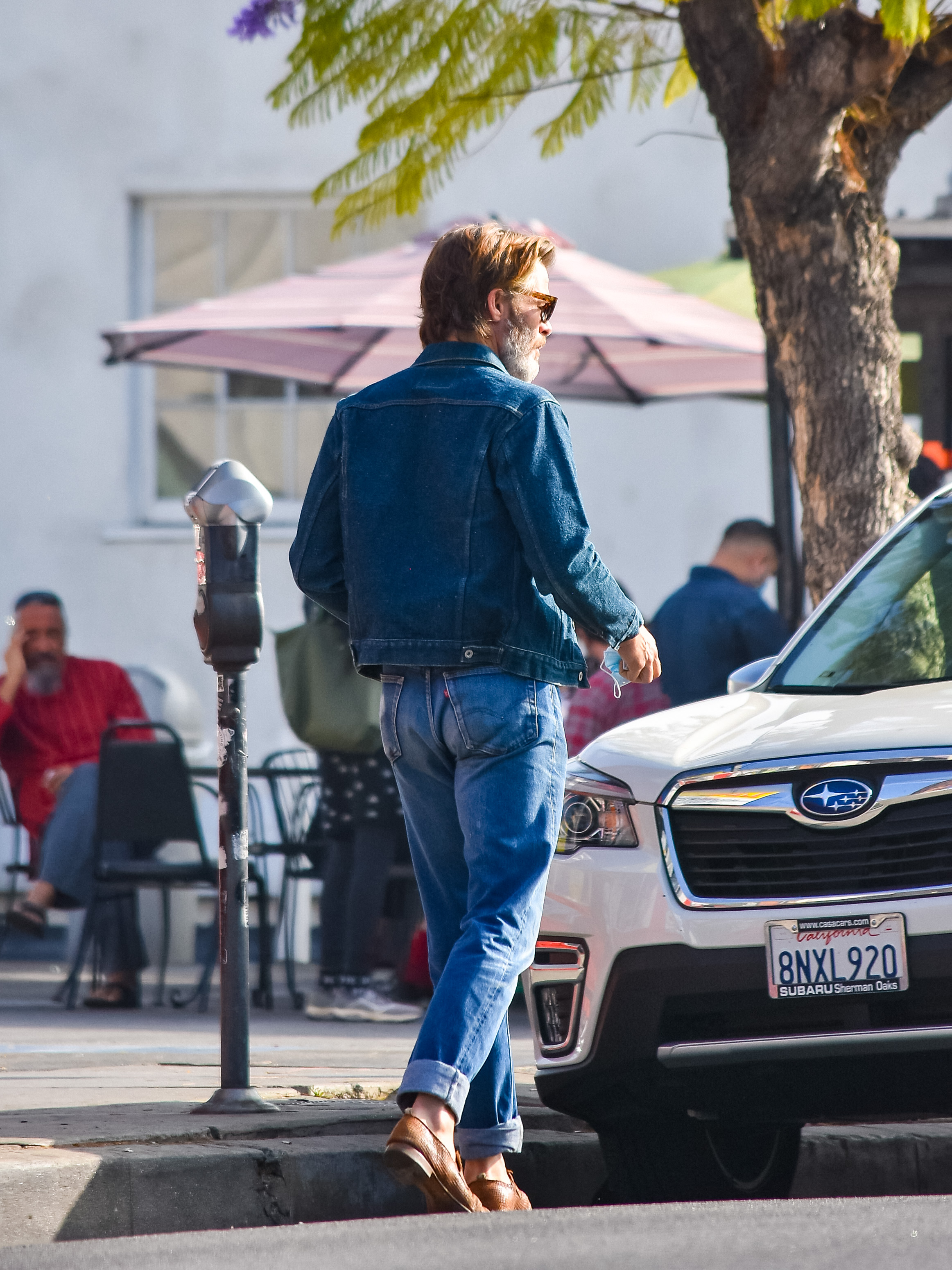 Chris Pine spotted on November 20, 2021 in Los Angeles, California. | Source: Getty Images