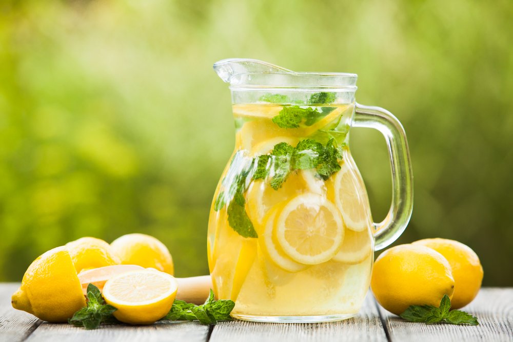 A jar of lemonade with sliced lemons. | Photo: Shutterstock