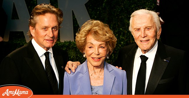 Michael, Anne, and Kirk Douglas at the 2009 Vanity Fair Academy Awards | Source: Getty Images