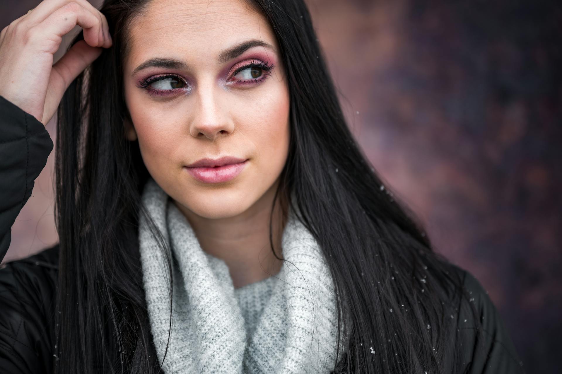 A woman looking sideways | Source: Pexels