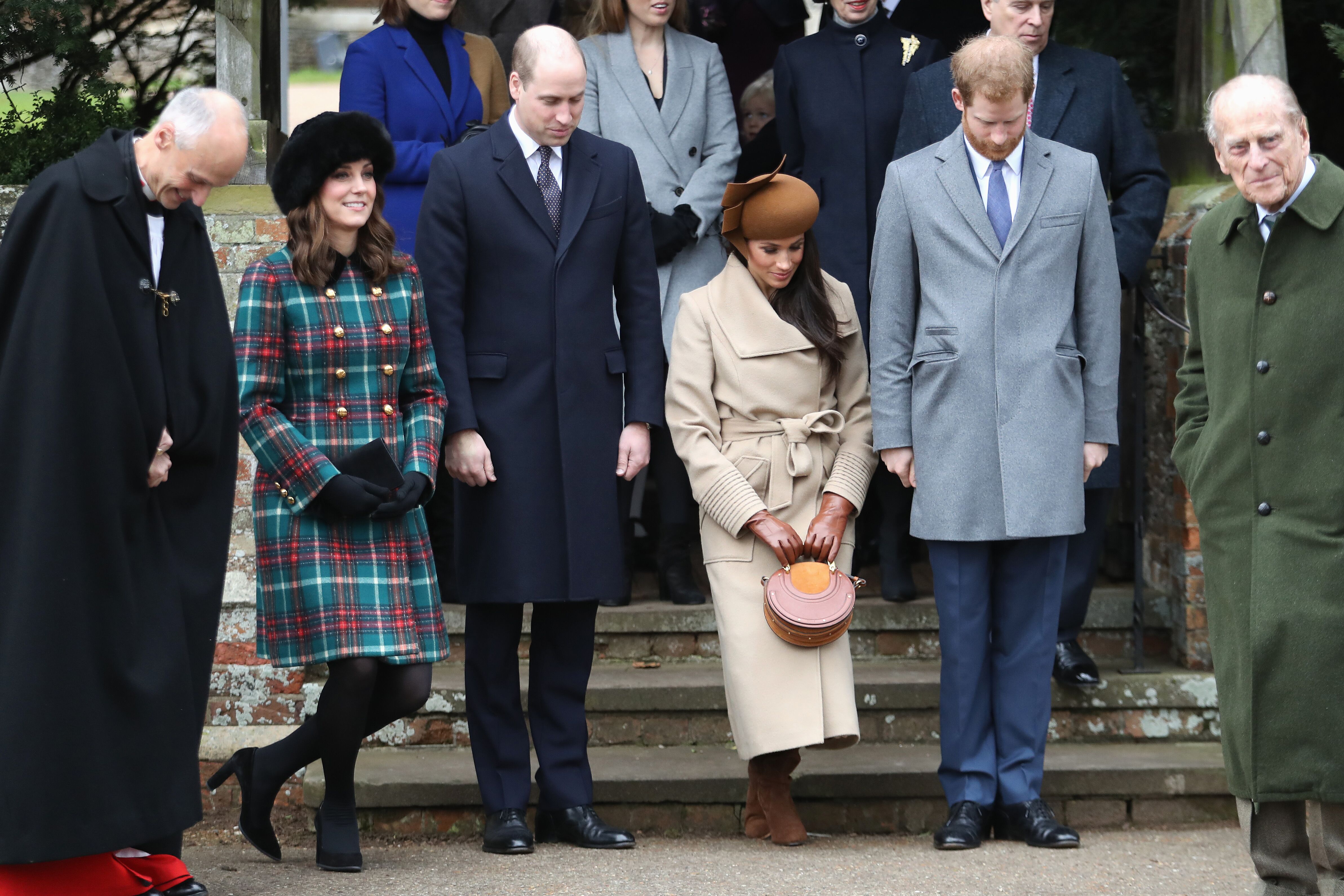 Les princesses Béatrice, Eugénie, Anne, la princesse royale et le prince Andrew, le duc d'York, le prince William, le duc de Cambridge, le prince Philippe, le duc d'Édimbourg, Catherine, la duchesse de Cambridge, Meghan Markle et le prince Harry au service religieux du jour de Noël | Getty Images