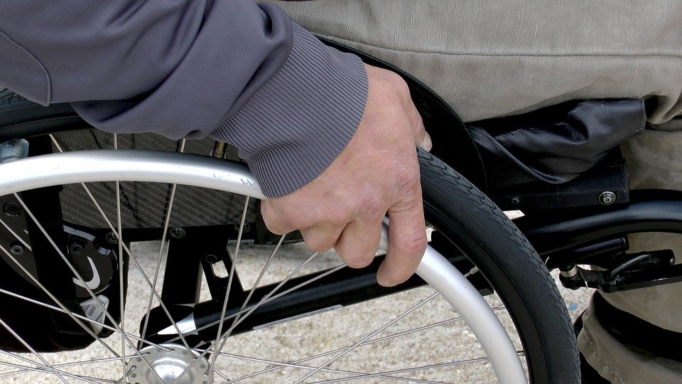 Un homme sur un fauteuil roulant | Photo : Pixabay