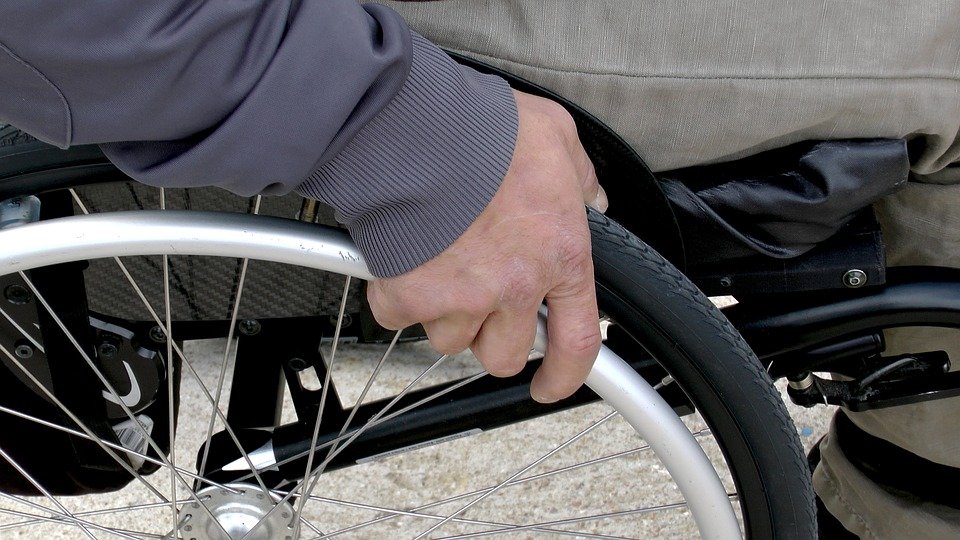 Un homme sur un fauteuil roulant | Photo : Pixabay