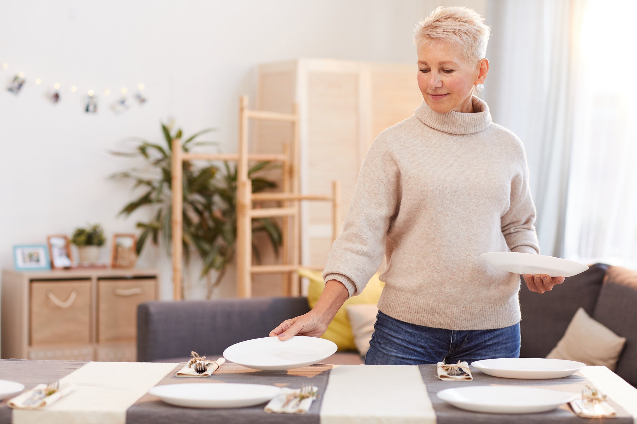 Femme au service de la table à la maison. | Photo : Getty Images