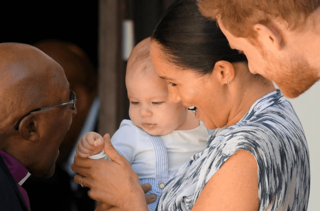 Au cours de leur tournée en Afrique, Prince Harry, Meghan Markle et Archie rencontrent l'archevêque Desmond Tutu | Getty Images