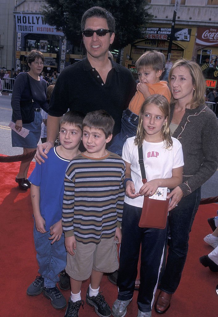 Ray Romano con sus hijos y esposa en el estreno de Hollywood de 'The Rugrats in Paris', el 5 de noviembre de 2000. | Foto: Getty Images