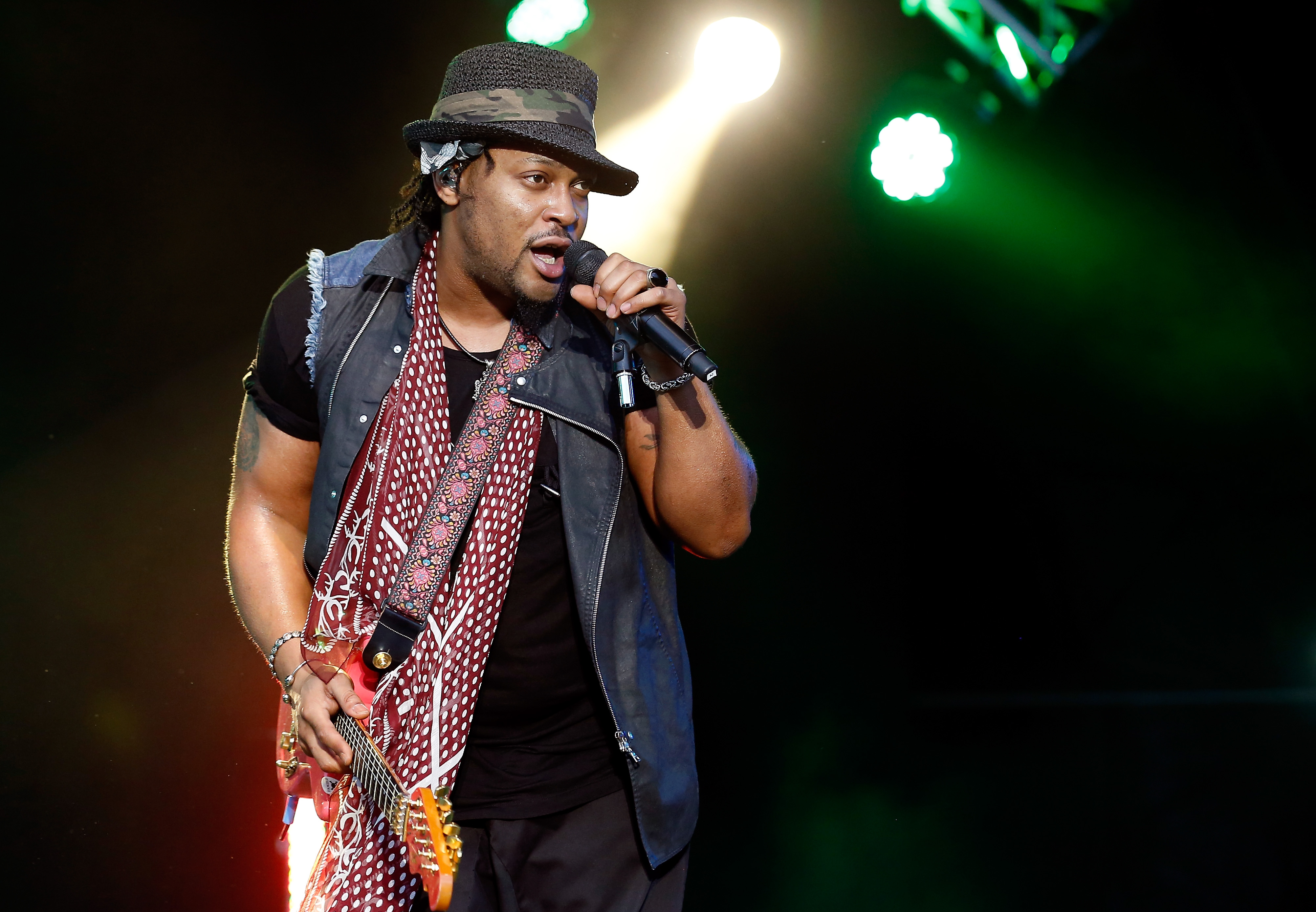 D'Angelo performs live on the main stage during Day Two of the Lovebox festival at Victoria Park on July 20, 2013 in London, England | Source: Getty Images
