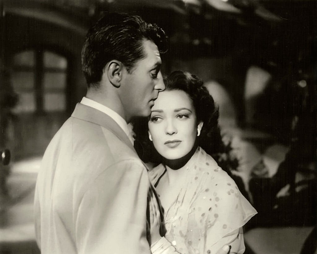 Actress Linda Darnell and Robert Mitchum in a scene from the movie "Our Modern Maidens" circa 1953. | Photo: Getty Images