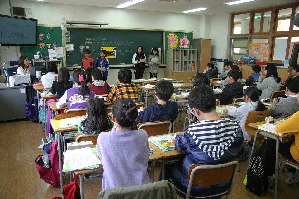 Estudiantes en salón de clases. | Foto: Pixabay