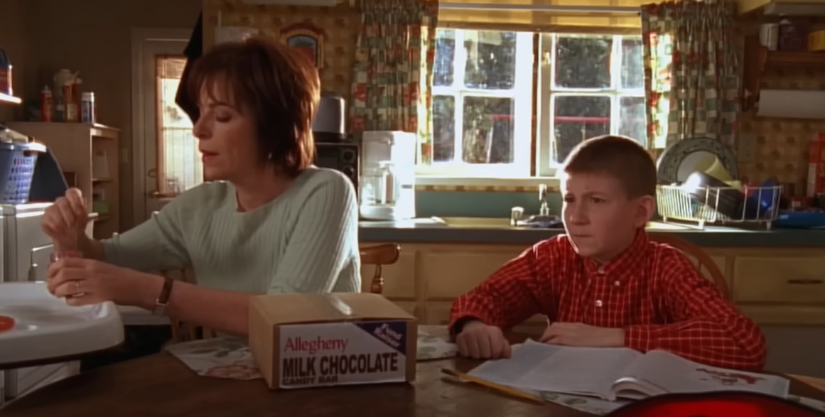 Screenshot of an episode of "Malcolm in the Middle" showing Erik Per Sullivan as Dewey and Jane Kaczmarek as his mother, Lois | Source: Youtube/Channel 4