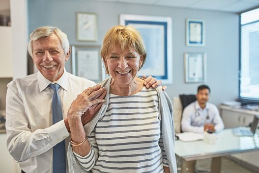 An old couple smiling after seeing the doctor| Photo: Getty Images