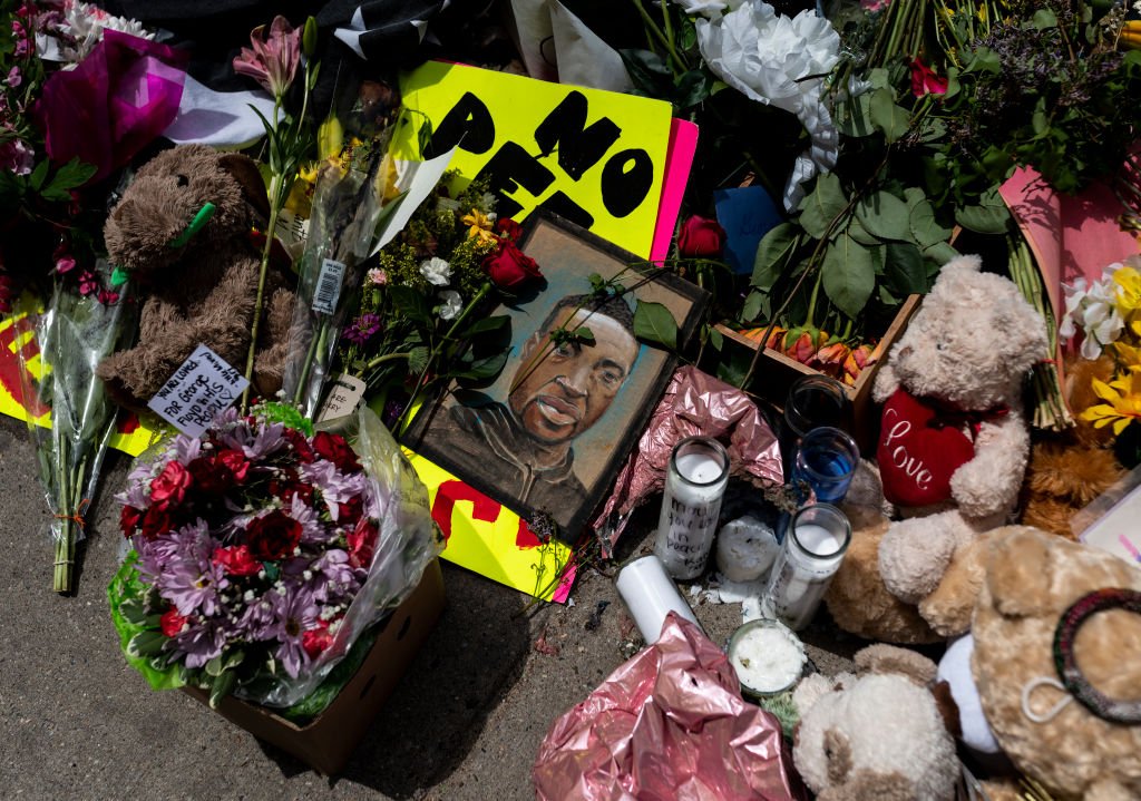 A memorial lies outside the Cup Foods, where George Floyd was killed in police custody, on May 28, 2020 in Minneapolis | Photo: Getty Images