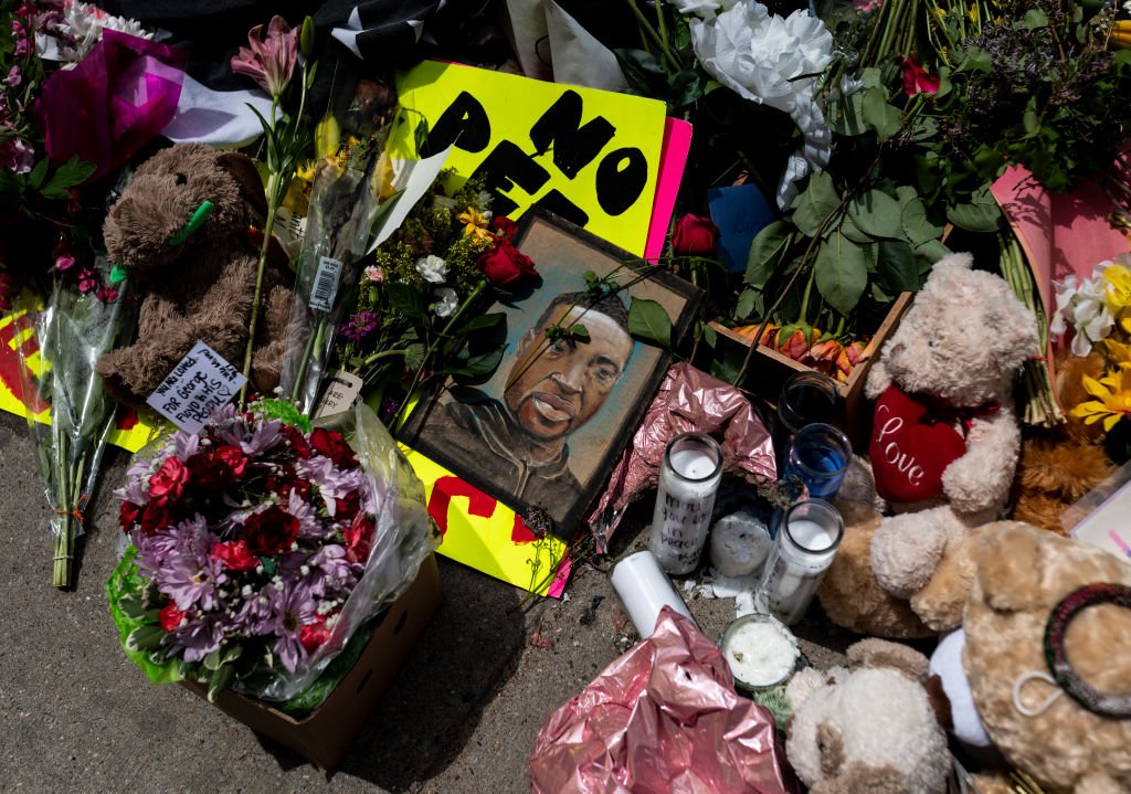 A memorial lies outside the Cup Foods, where George Floyd was killed in police custody, on May 28, 2020 in Minneapolis, Minnesota | Photo: Getty Images