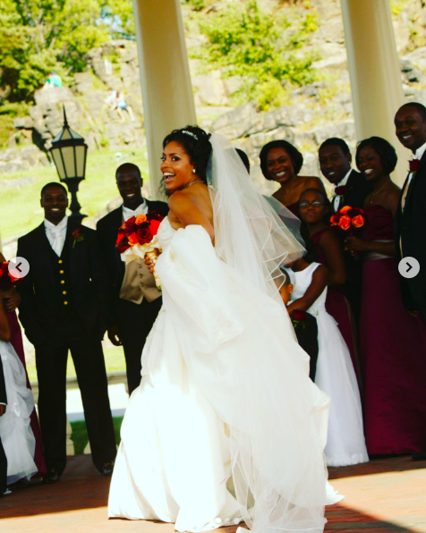 Sheinelle Jones smiling with her wedding party. | Source: Instagram/sheinelle_o