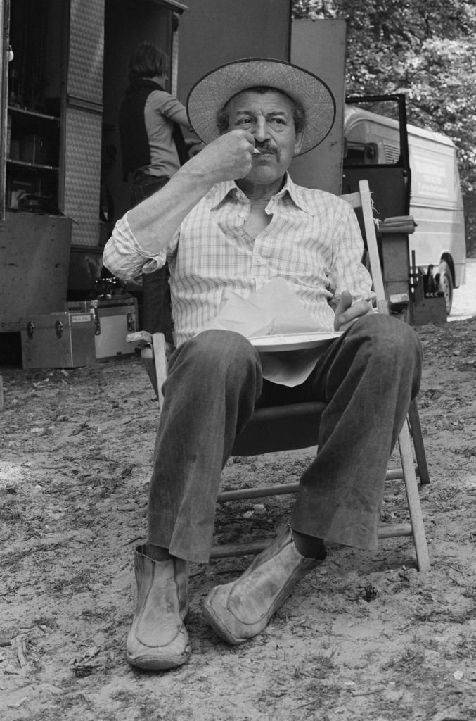 Le réalisateur Yves Robert pendant le tournage du film "Un éléphant ca trompe énormément", en France, en juin 1976. | Photo : Getty Images