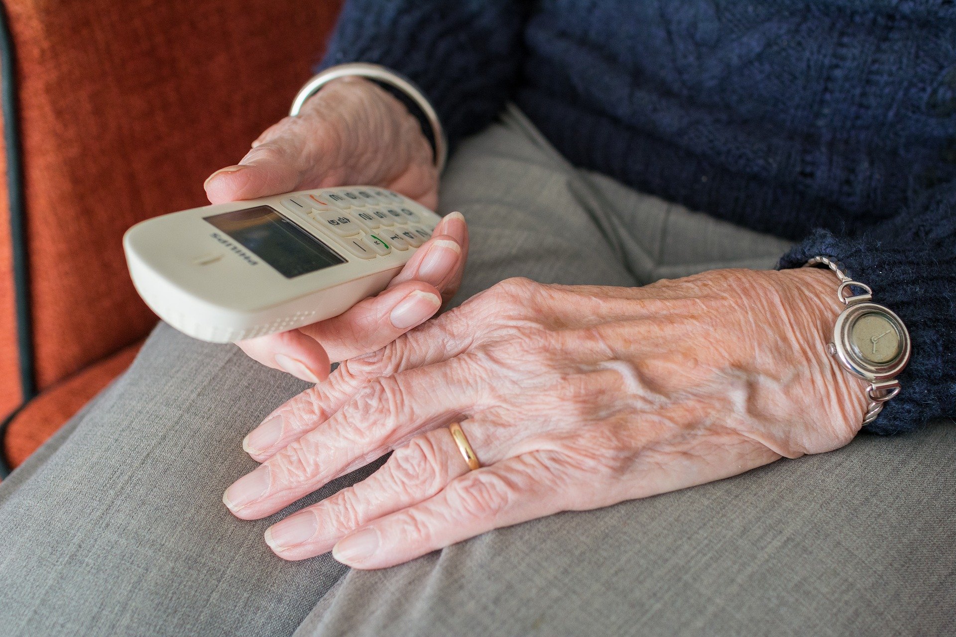 Pictured - An elderly woman holding a cellphone | Source: Pixabay