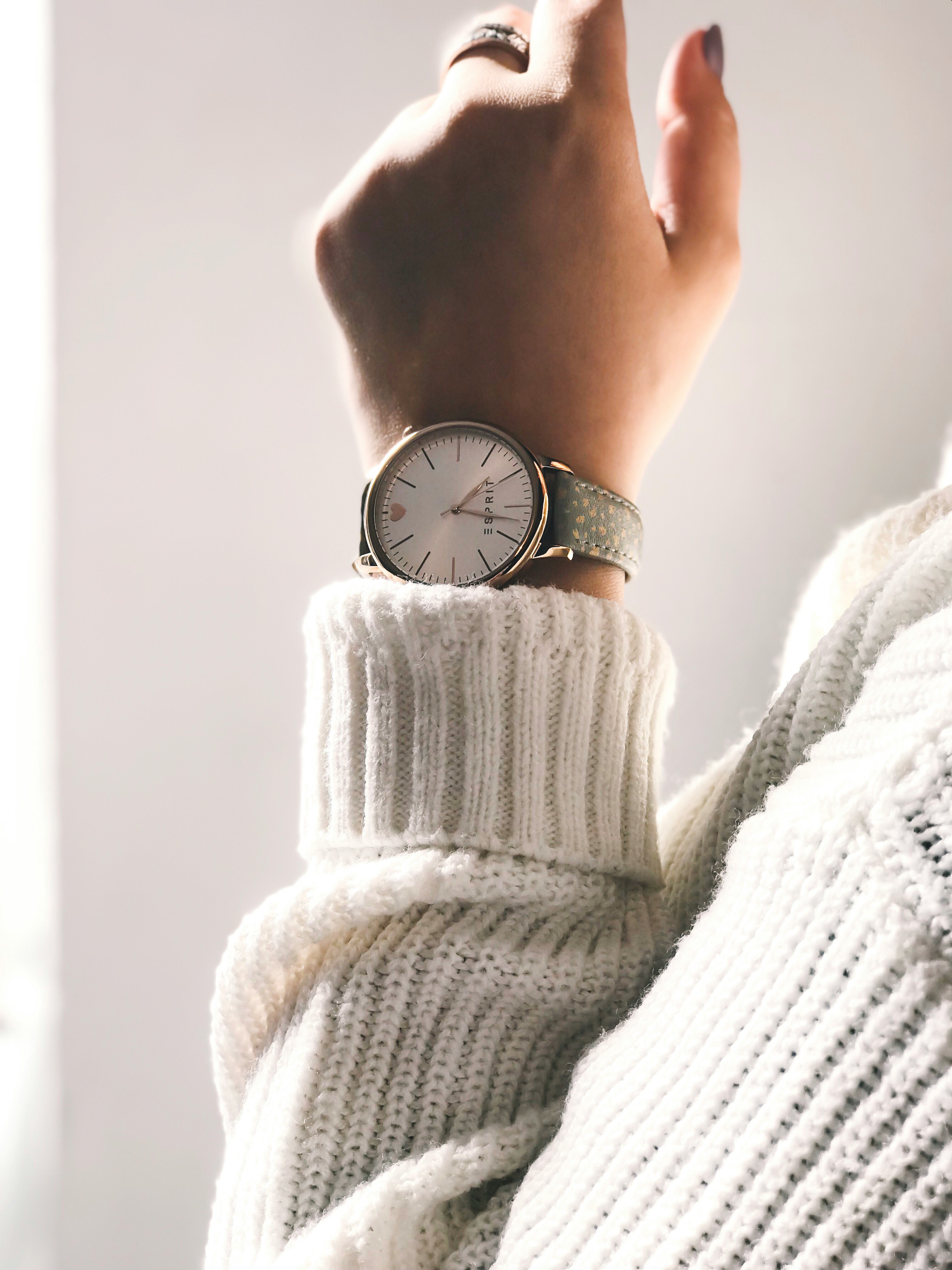 A person's wrist with a watch | Source: Unsplash