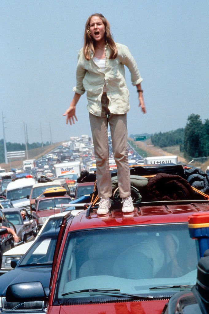 Leelee Sobieski steht auf einem Autodach in einer Szene aus dem Film "Deep Impact", 1998. | Quelle: Getty Images