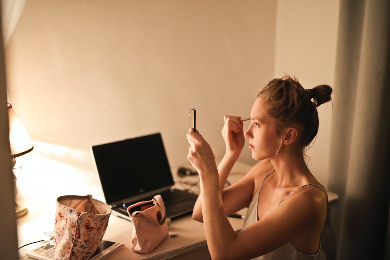 Dama maquillando sus ojos.| Foto: Pexels