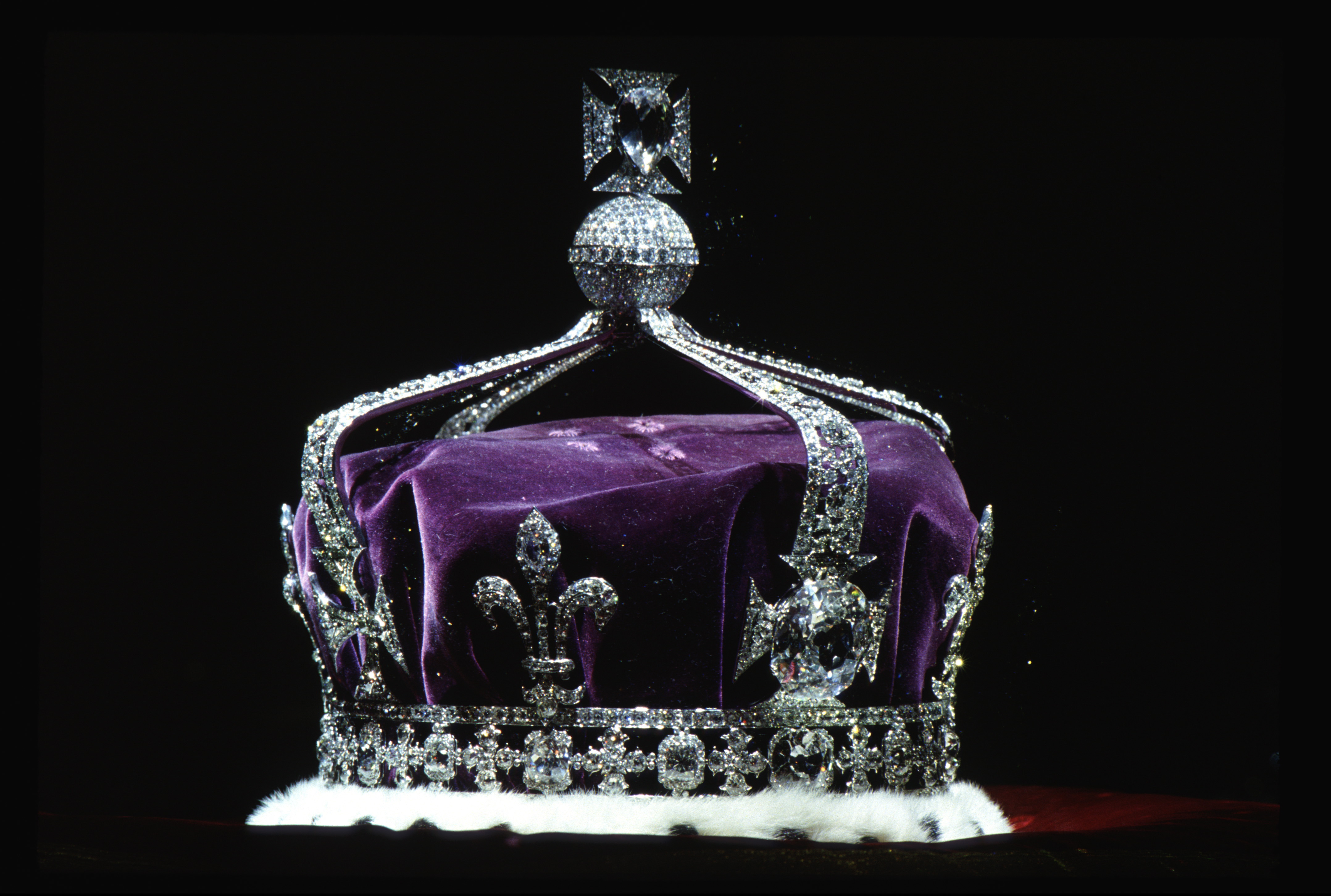 The Crown of Queen Elizabeth the Queen Mother, which includes the Koh-i-Noor diamond, is displayed in London | Source: Getty Images