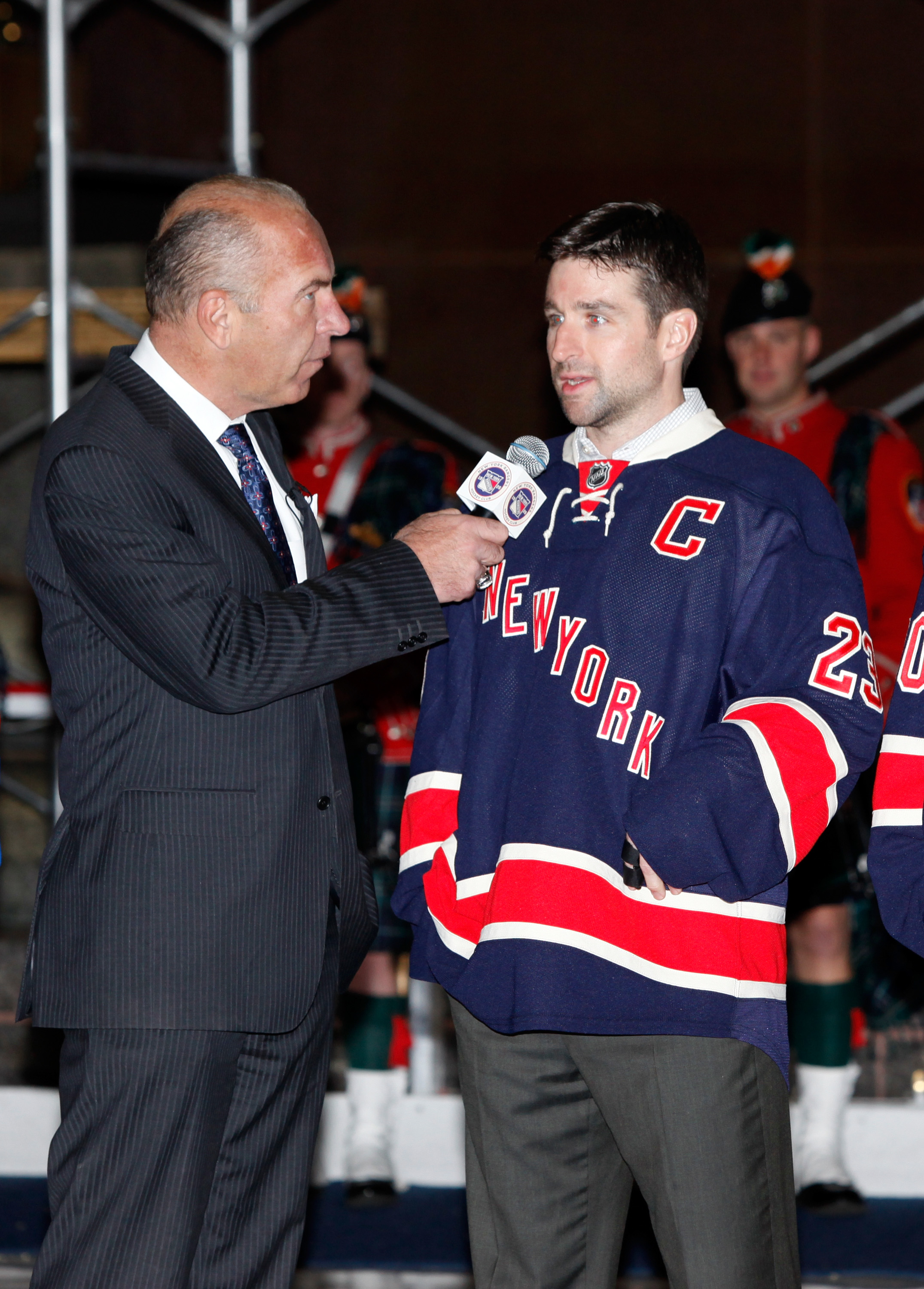 Al Trautwig interviews Rangers captain Chris Drury at the team's 85th-anniversary jersey unveiling in New York City on November 12, 2010 | Source: Getty Images