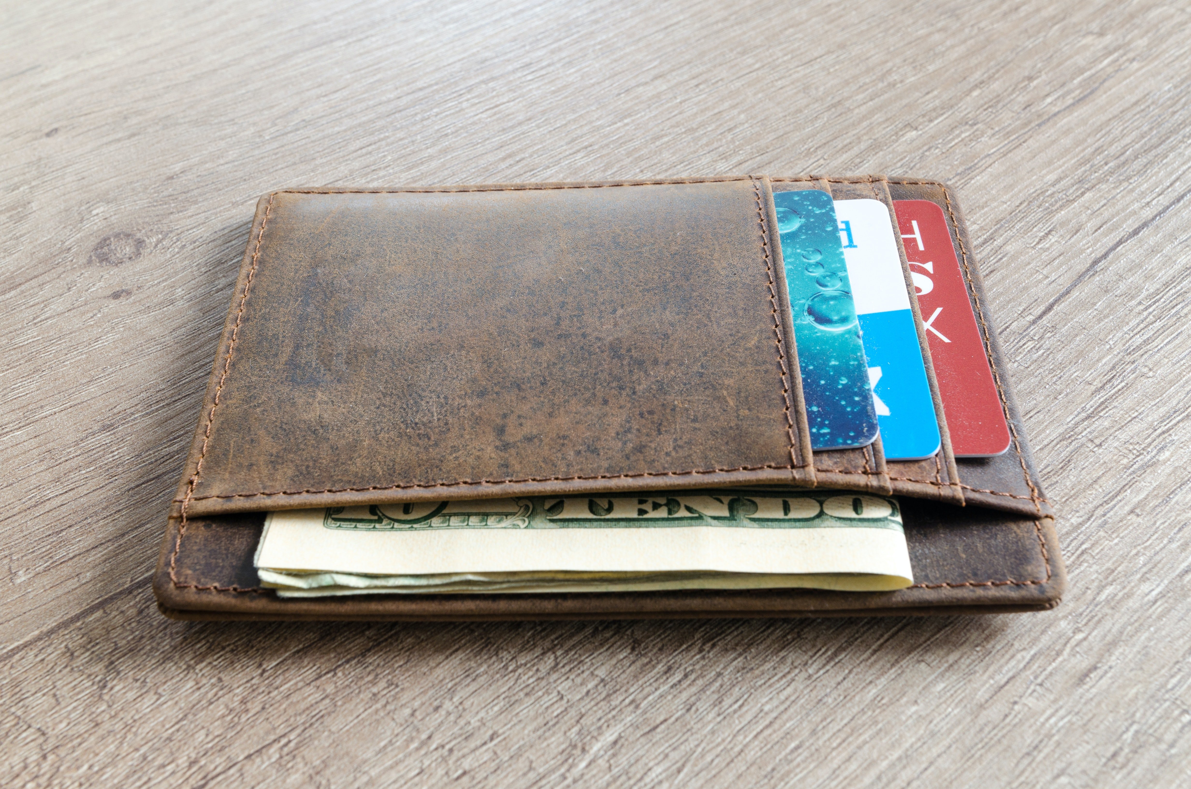 In der Brieftasche befanden sich mehrere 100-Euro-Scheine, die Elizabeth lockten | Quelle: Pexels
