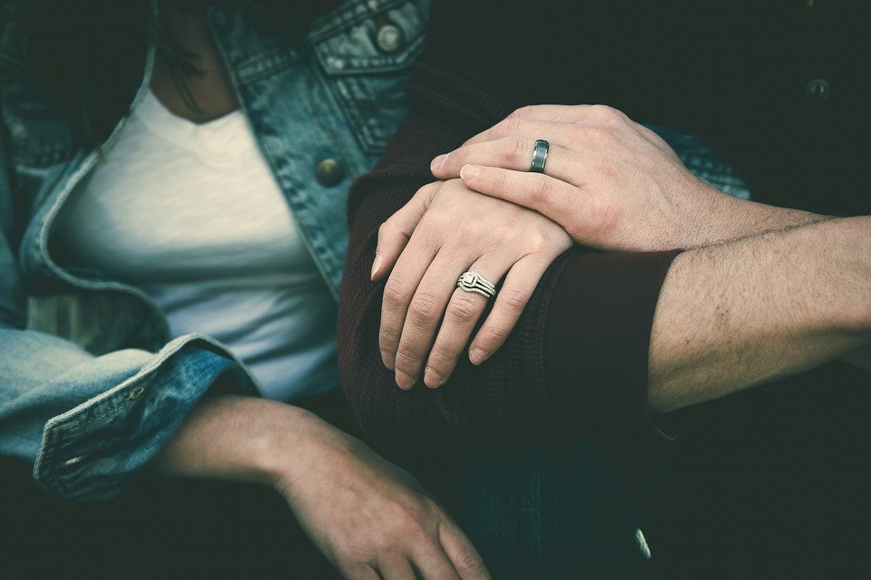 Hombre sostiene la mano de su pareja.| Fuente: Pixabay