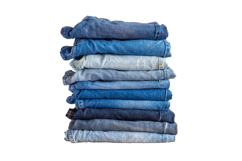 Des jeans empilés. | Photo : Shutterstock Des jeans empilés. | Photo : Shutterstock
