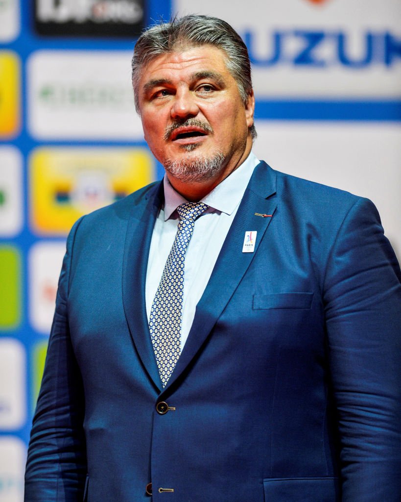 David Douillet de France a présenté les mascottes hongroises aux hommes lourds lors des championnats du monde de judo Suzuki 2017. | Photo : Getty Images