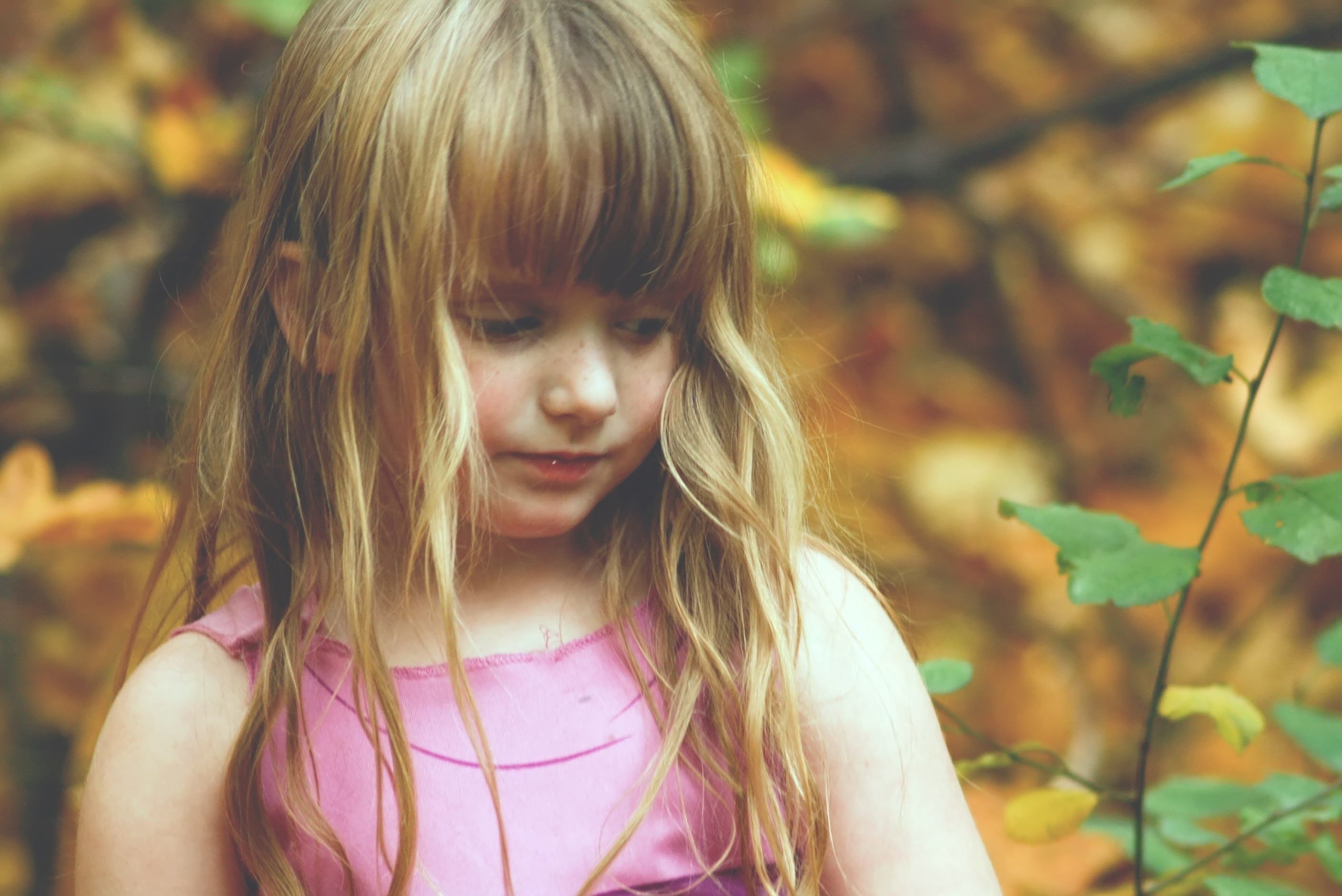 Una niña en un parque. | Foto: Pexels