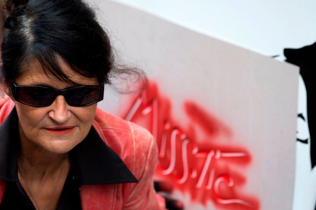 French street artist Miss Tic creates a work on October 24, 2013 near the auction room of the Hôtel Drouot in Paris.  Several street artists have created pieces near the Drouot Hotel, set for sale May 24, 2013. |  Photo: Getty Images