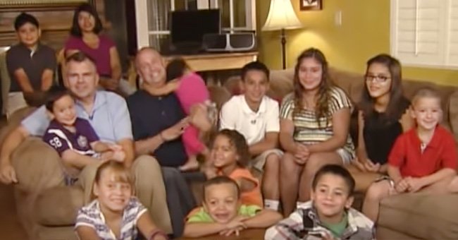 Picture of Steven and Roger Ham with their 12 kids | Source: youtube/ ABC News