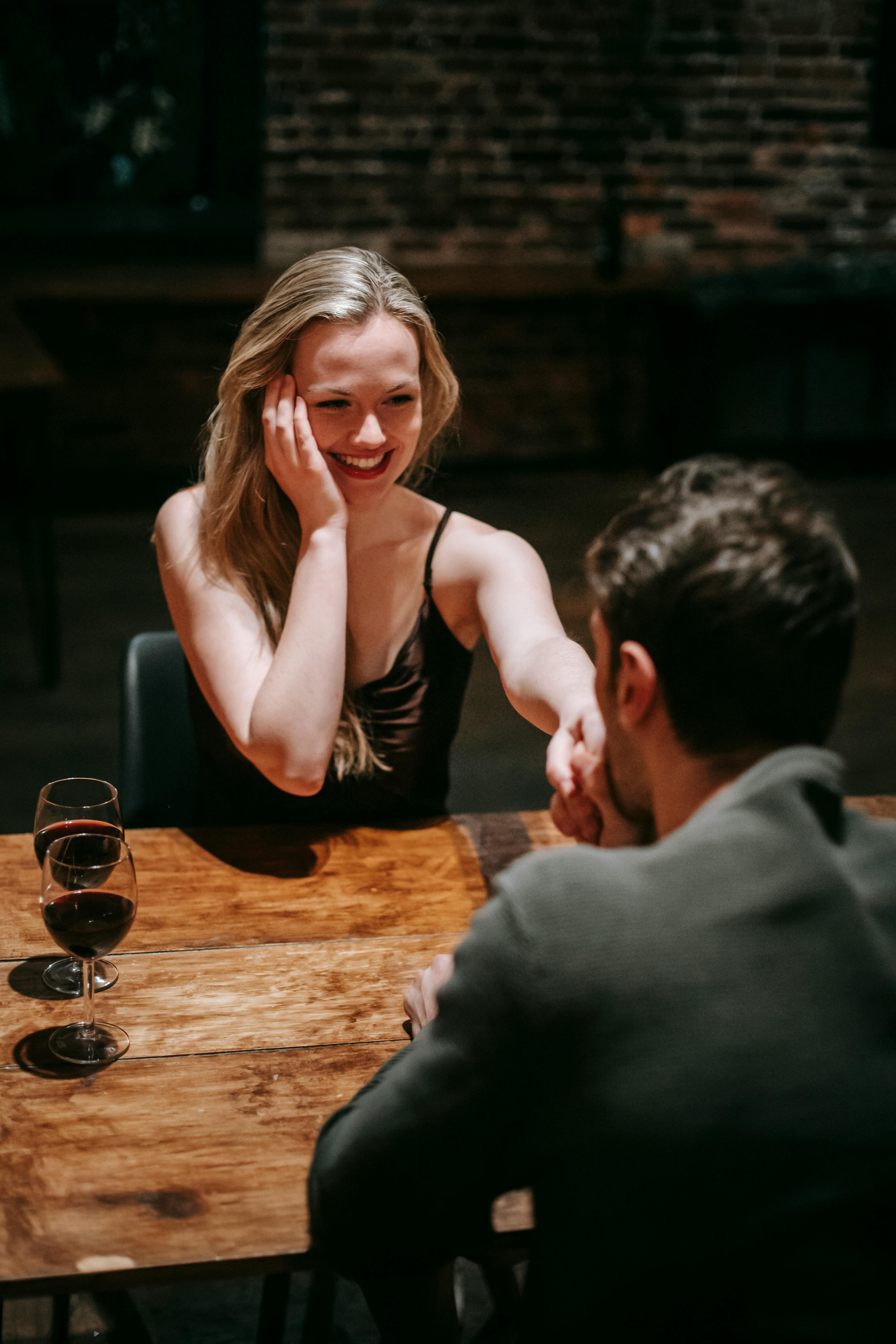 A man kissing his girlfriend's hand | Source: Pexels