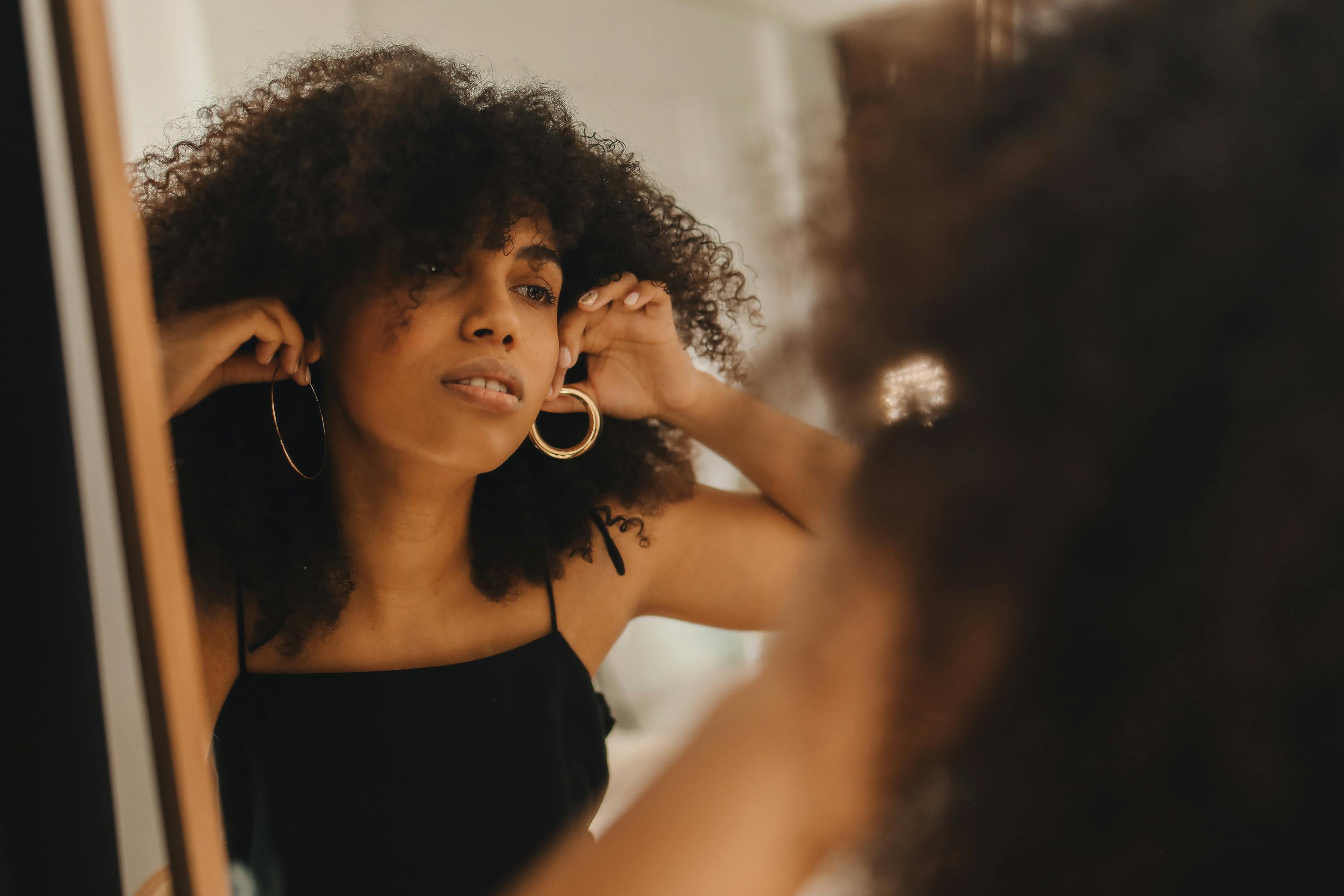 A woman in front of a mirror | Source: Pexels