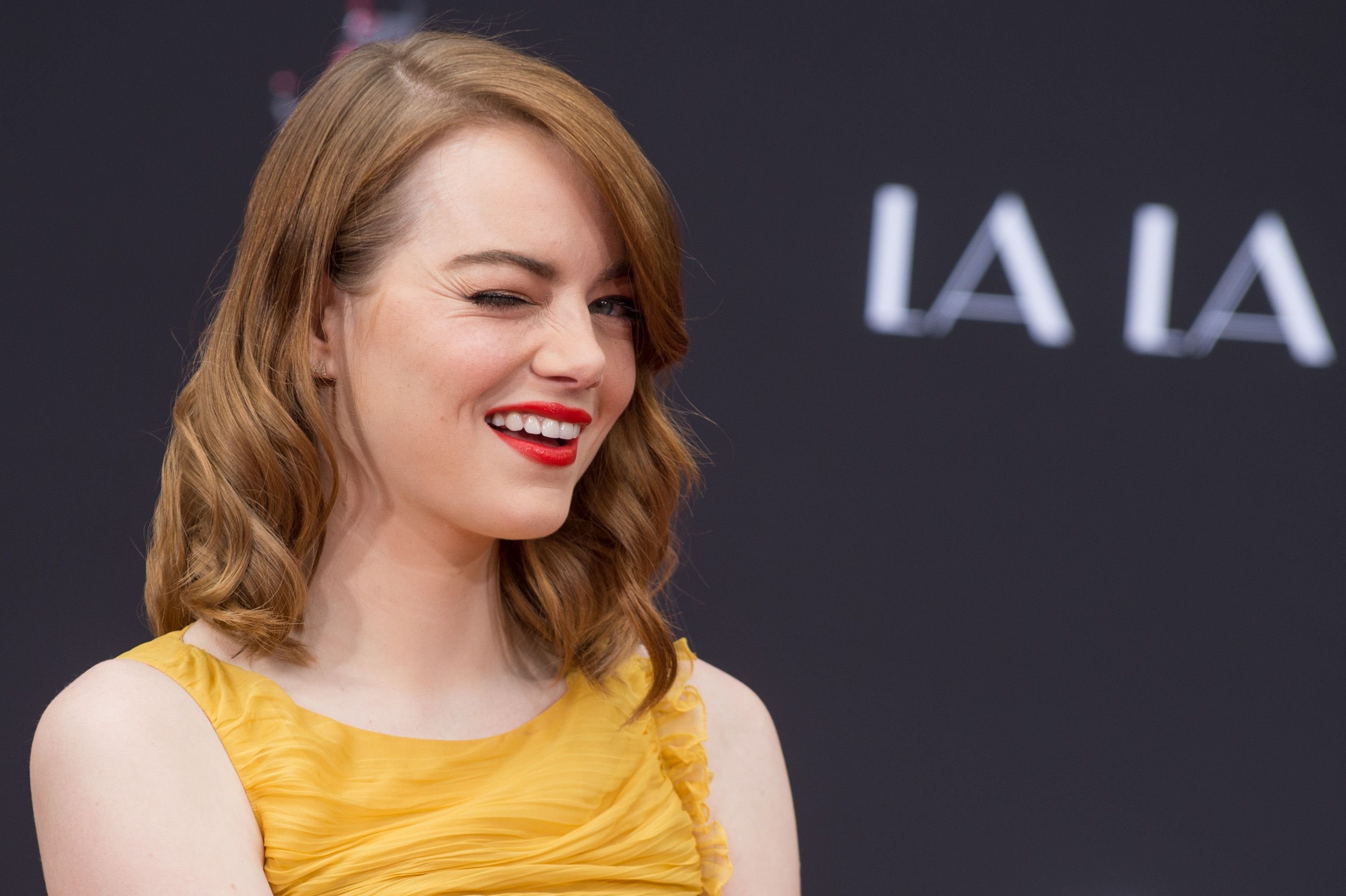 Emma Stone at her hand and footprint ceremony along with Ryan Gosling at TCL Chinese Theatre IMAX on December 7, 2016. | Photo: Getty Images