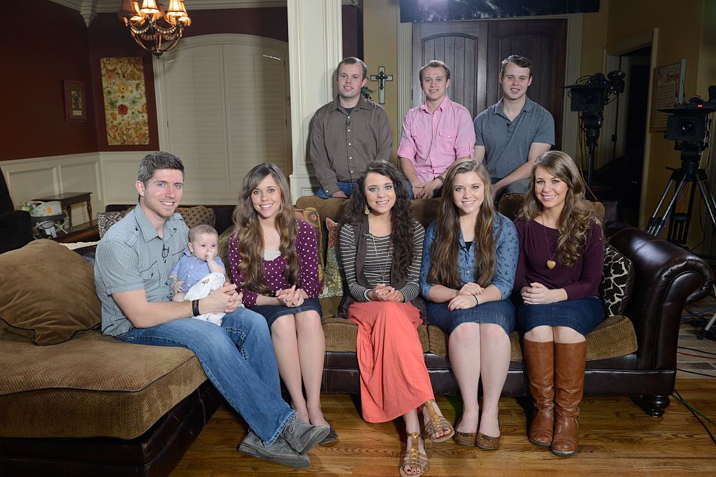 Paula Faris interviews Ben and Jessa Seewald, Jinger, Joy, Jana, John David, Josiah, and Joseph Duggar for "Good Morning America" on March 8, 2016, in Arkansas | Photo: Ida Mae Astute/Walt Disney Television/Getty Images